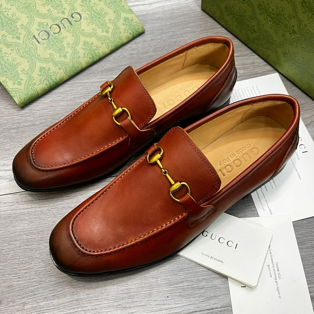 Ex-factory price: 480💰-(Gucci) men’s loafers! Genuine molded horsebit, a classic must-have for your shoe cabinet! The feet are particularly delicate! This Gucci original version is a set last, and we are consistent with the counter! Therefore, it is more comfortable in terms of last shape and comfort! Take it to the counter and compare at will! Good shoes are more than just what they make! But grasp the essence from the inside out! Material: Imported first-layer cowhide! Genuine leather outsole imported from Italy, size: 39-44 (38/45 customized, non-refundable)